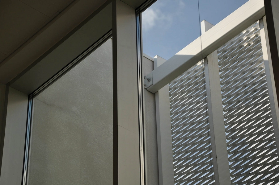 Miele Showroom Kig inde fra bygningen på strækmetalfacaden