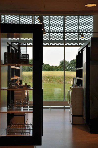 Miele Showroom Inventarets kunstigt belyste indre mod den naturlige baggrund