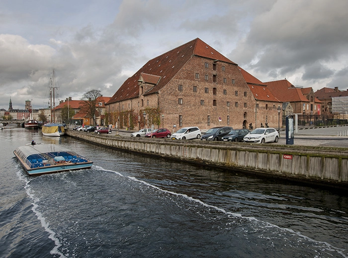 Kongernes Lapidarium Set over Frederiksholms Kanal