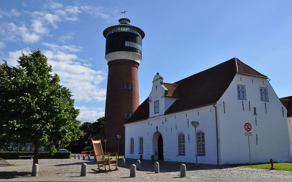 Kunstmuseet i Tønder - Tønder Vandtårn Kig på museet med den gamle hovedbygning i forgrunden