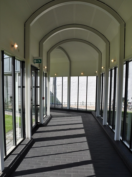 Kunstmuseet i Tønder - Tønder Vandtårn Skyggespil i forbindelsesgangen mellem museet og vandtårnet