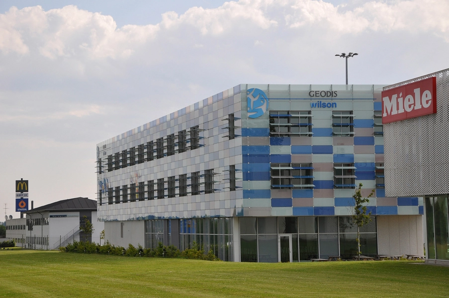 Geodis Wilson Logistikcenter Den karakteristiske bygningsskal ovenpå bygningens transparante base