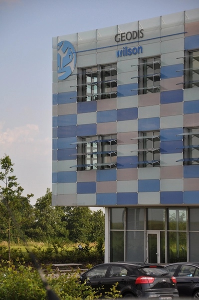 Geodis Wilson Logistikcenter Kig på hjørne med åbne skodder