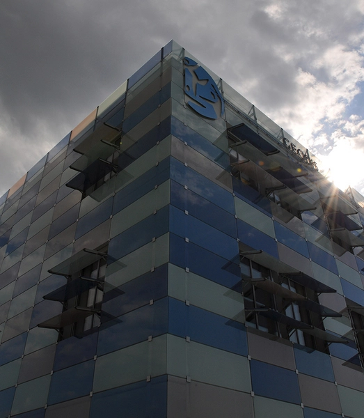 Geodis Wilson Logistikcenter Sol og skyer over glasfacaden