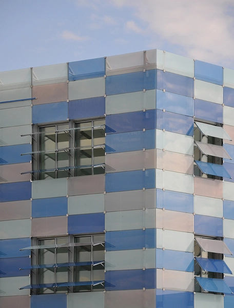 Geodis Wilson Logistikcenter Kig på hjørnet af facaden med åbne skodder