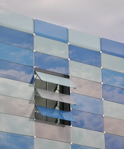Geodis Wilson Logistikcenter Skyerne spejler sig i glasmosaikken