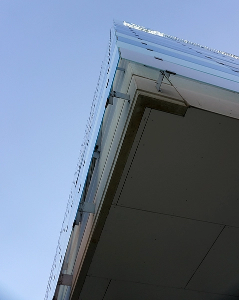 Geodis Wilson Logistikcenter Kig op på facadekonstruktionen