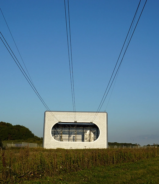 Kabelovergangsstation Taulov Kablerne trækkes ind gennem den ovale åbning