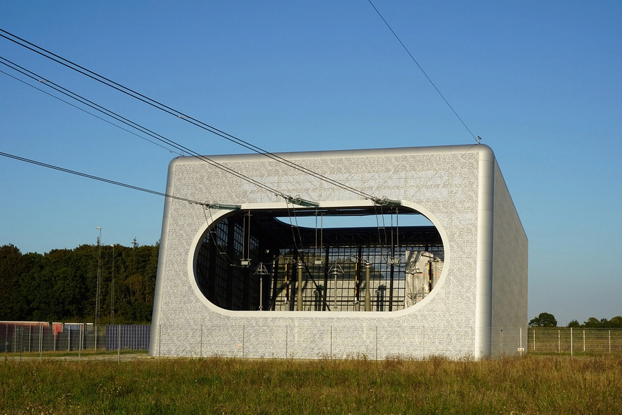 Kabelovergangsstation Taulov Kablerne trækkes ind gennem den ovale åbning