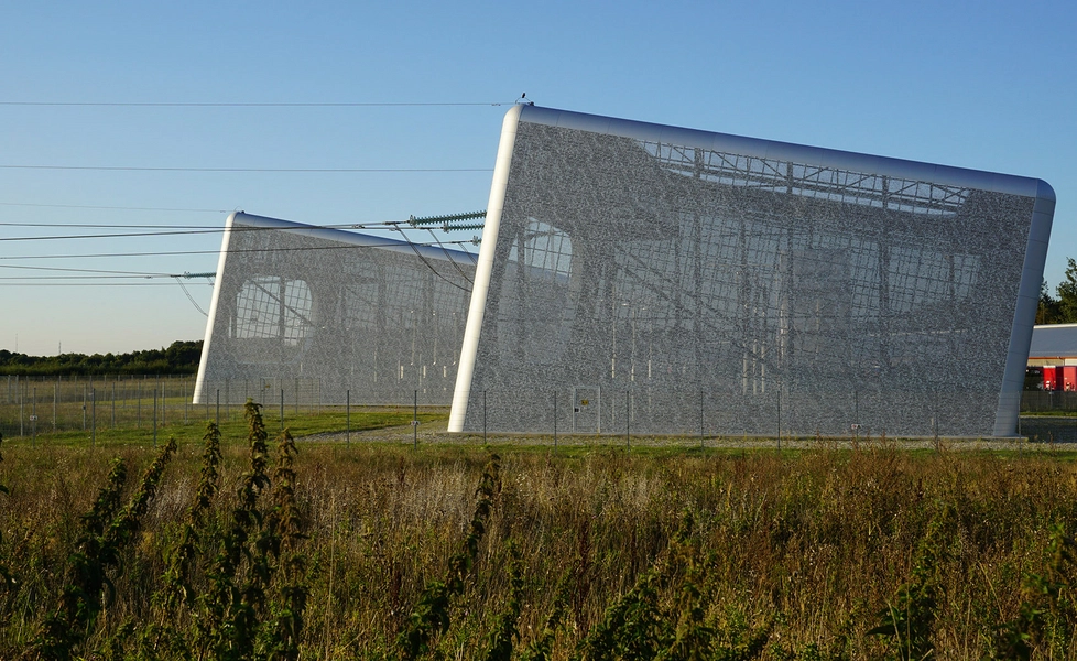 Kabelovergangsstation Taulov Strukturernes kubiske format synes skudt ned i jorden