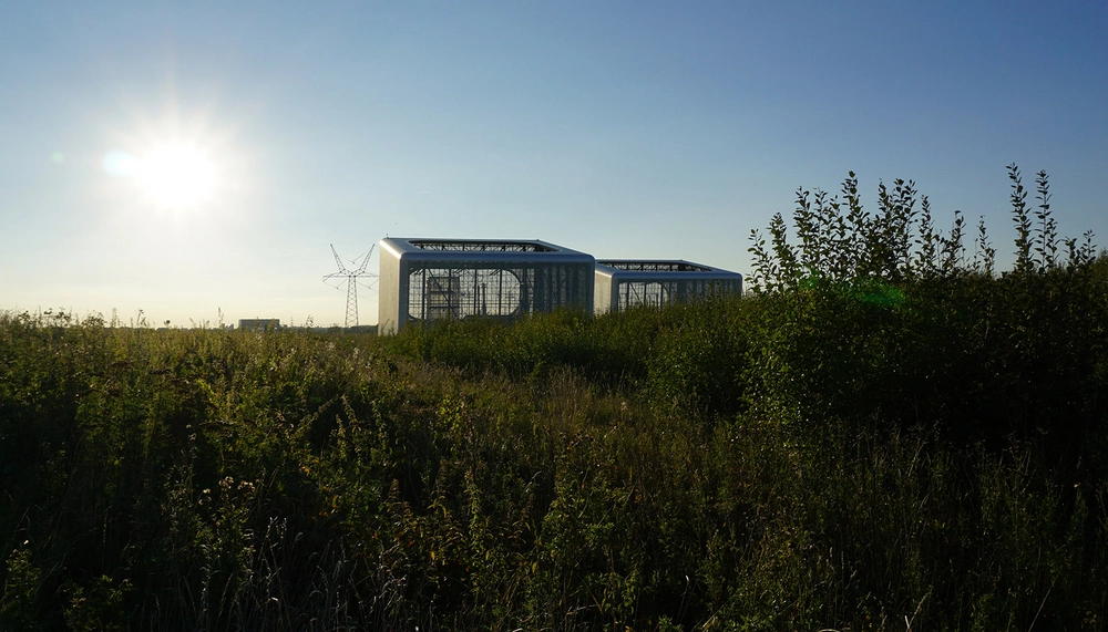 Kabelovergangsstation Taulov Kig gennem transformatorstationens transparente konstruktion