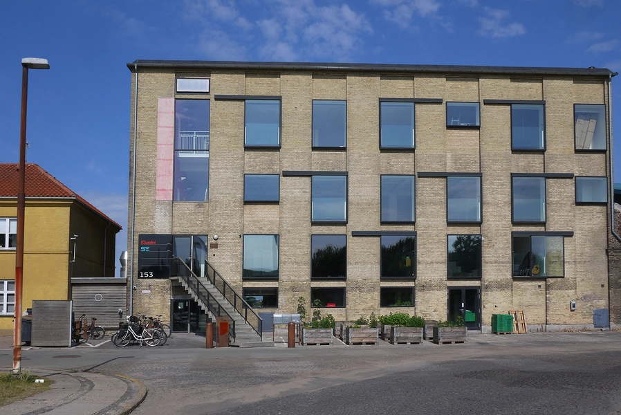 Refshaleøens Værkstedsmagasin og Amass restaurant Bygningen set fra øst, med indgangstrappen