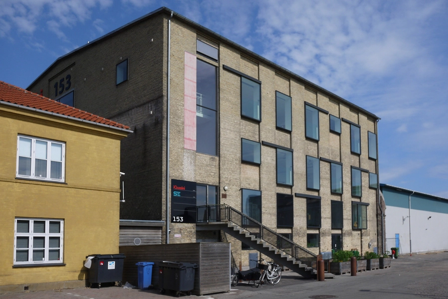 Refshaleøens Værkstedsmagasin og Amass restaurant Bygningen set fra syd-øst, indgangstrappe