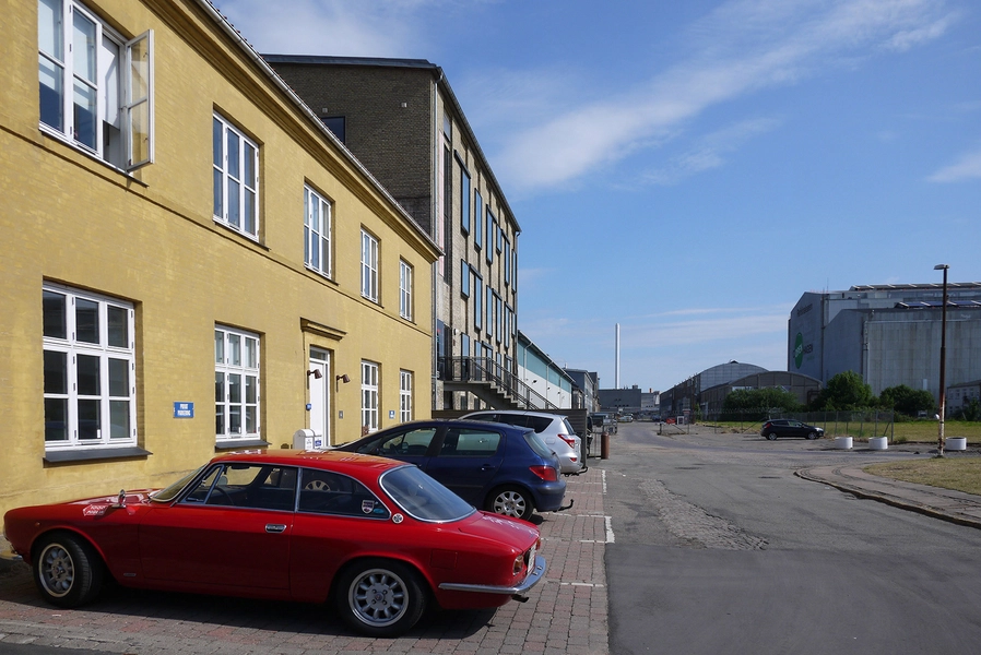 Refshaleøens Værkstedsmagasin og Amass restaurant Blik langs Refshalevej