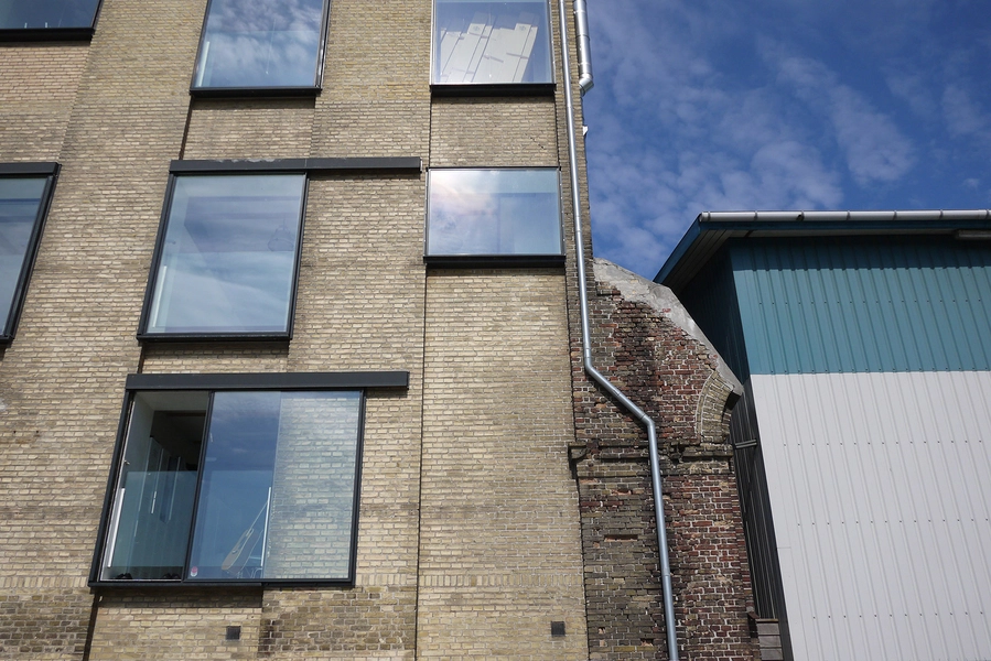 Refshaleøens Værkstedsmagasin og Amass restaurant Detalje, nye vinduer og murrest fra den gamle smedje
