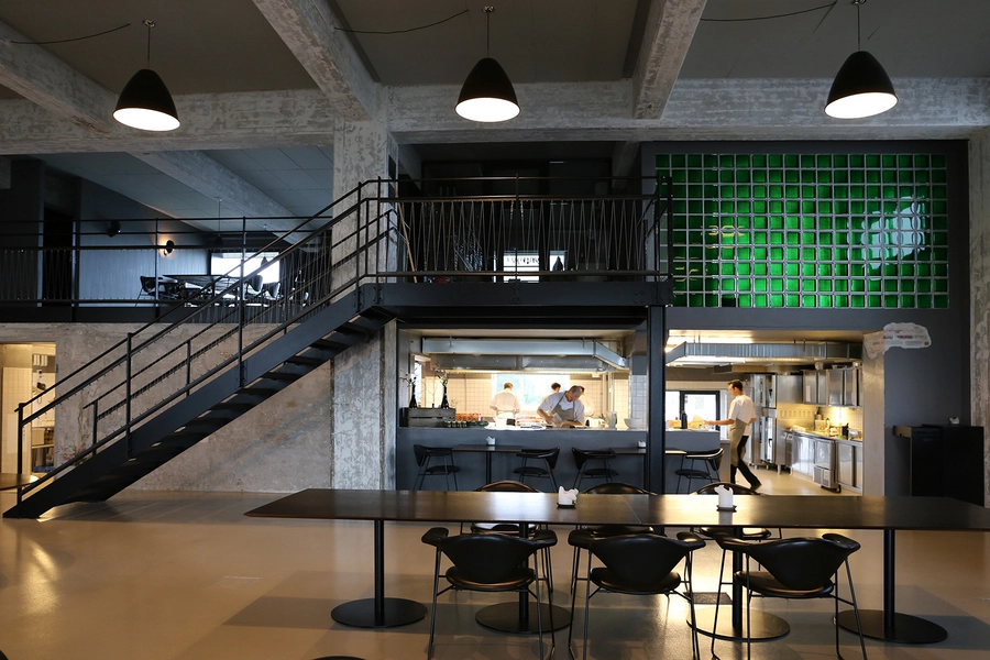 Refshaleøens Værkstedsmagasin og Amass restaurant Restaurant Amass, åbent køkken