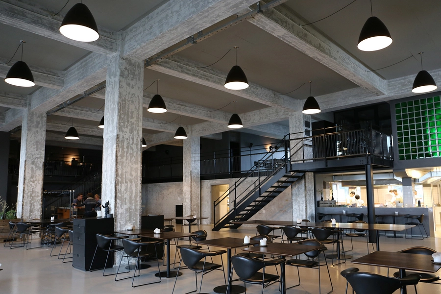 Refshaleøens Værkstedsmagasin og Amass restaurant Restaurant Amass, spisehal, åbent køkken