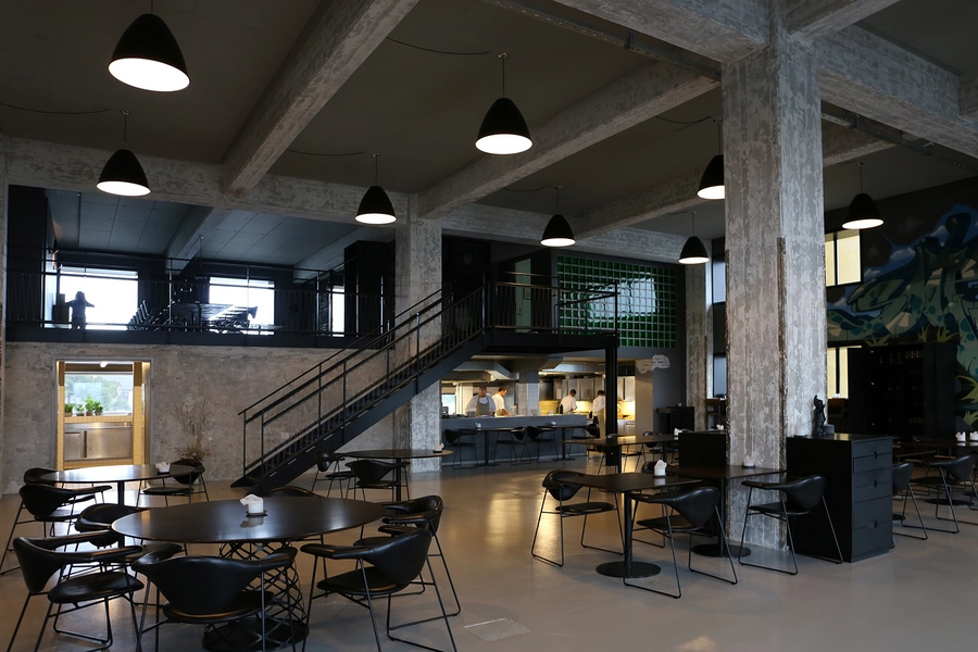 Refshaleøens Værkstedsmagasin og Amass restaurant Restaurant Amass, spisehal, åbent køkken