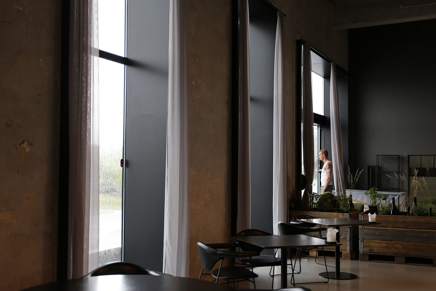 Refshaleøens Værkstedsmagasin og Amass restaurant Restaurant Amass, vinduer mod vest