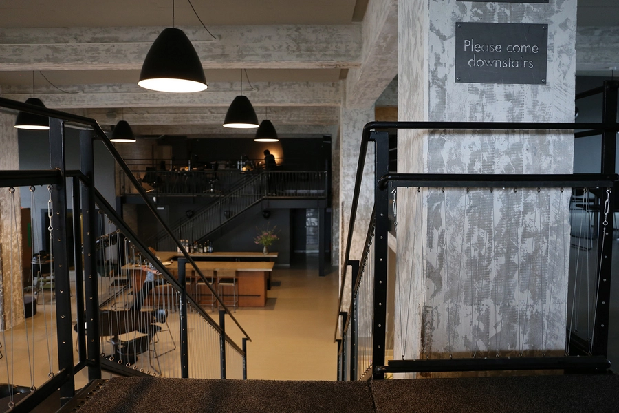 Refshaleøens Værkstedsmagasin og Amass restaurant Trappe ned til spisehallen