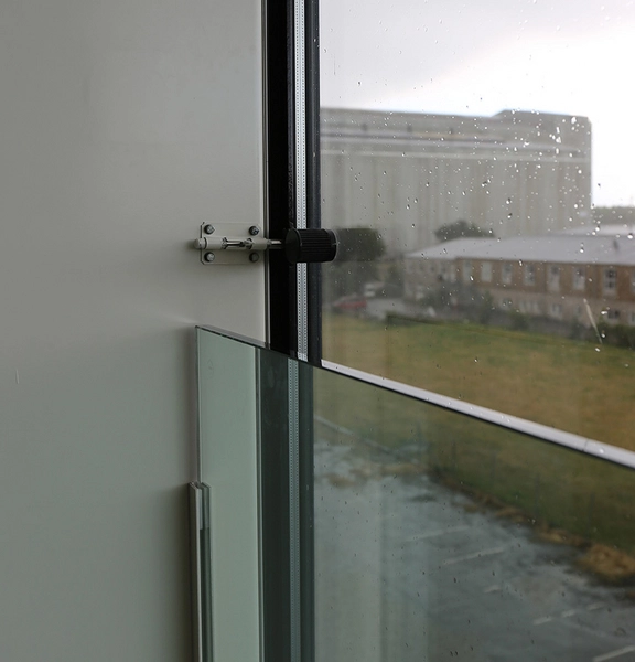 Refshaleøens Værkstedsmagasin og Amass restaurant Detalje, trappehus