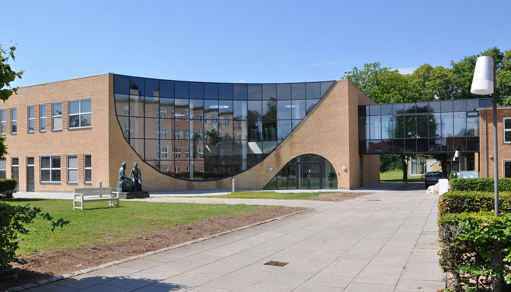 Horsens Statsskole En glasgang sammenkobler den nye sciencebygning med den ældre del af skolen