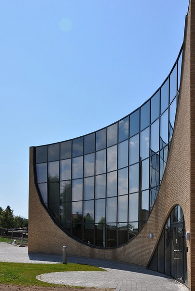 Horsens Statsskole Den organiske spejlbue skærer sig ind i teglfacaden