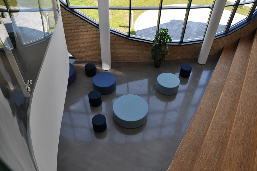 Horsens Statsskole Atriumtrappe og runde loungemøbler