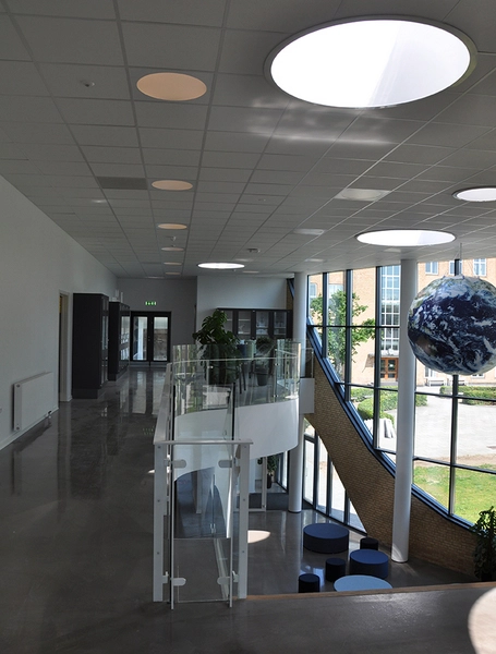 Horsens Statsskole Glittede betongluve og ovale ovenlysvinduer bidrager til at skabe et lyst indemiljø