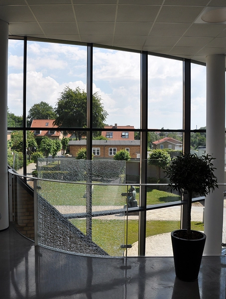 Horsens Statsskole Det store vinduesparti forbinder husets indre med parken