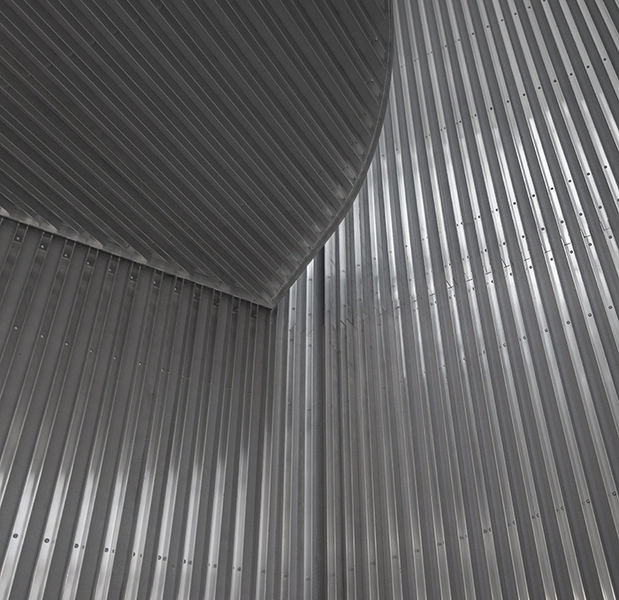 Valencia Aluminium profiler med et underliggende akustikdæmpende tæppe