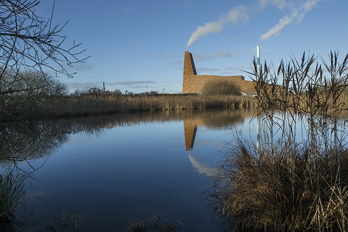 Energitårnet Energitårnet set fra markerne syd for værket