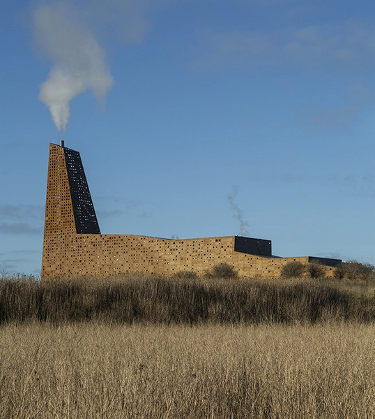 Energitårnet Energitårnet set fra markerne syd for værket