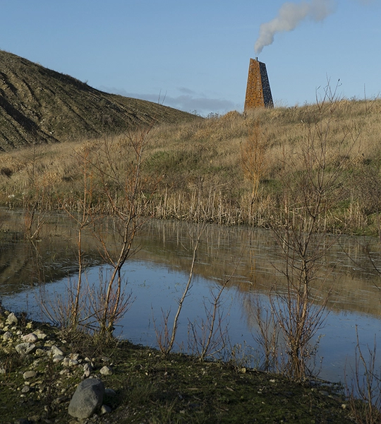 Energitårnet Energitårnet set fra markerne syd for værket