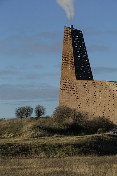 Energitårnet Energitårnet set fra markerne syd for værket
