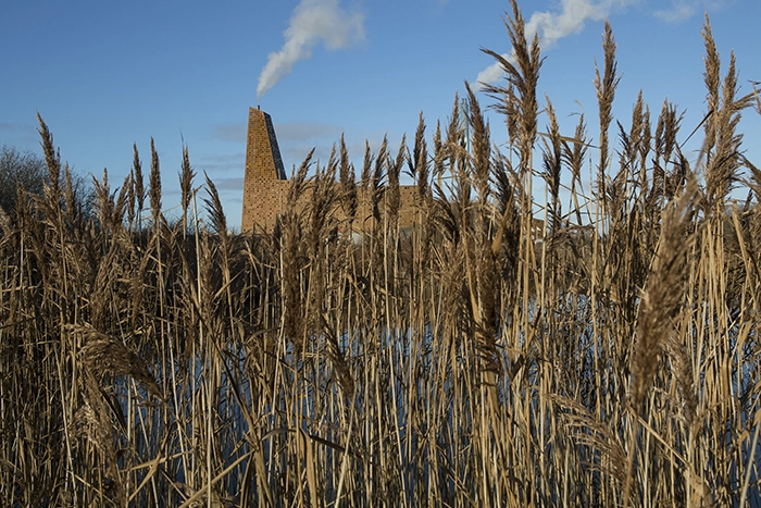 Energitårnet Energitårnet set fra markerne syd for værket