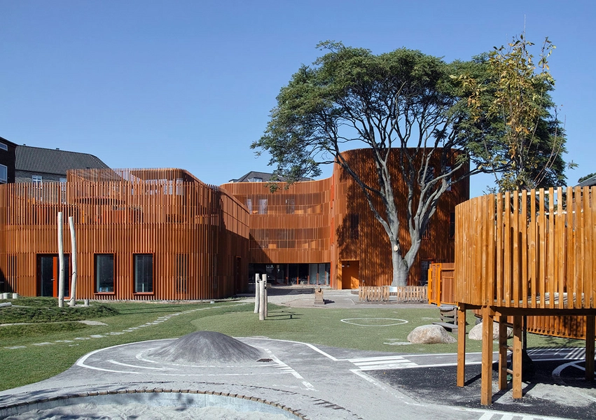 Forfatterhuset Oversigtsbillede, bygninge rog legeplads