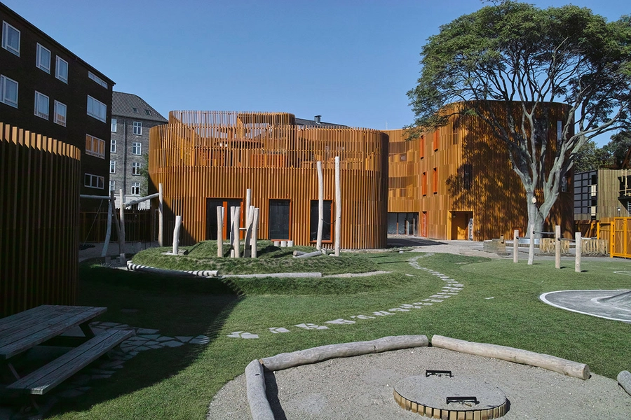 Forfatterhuset Oversigtsbillede, bygninge rog legeplads