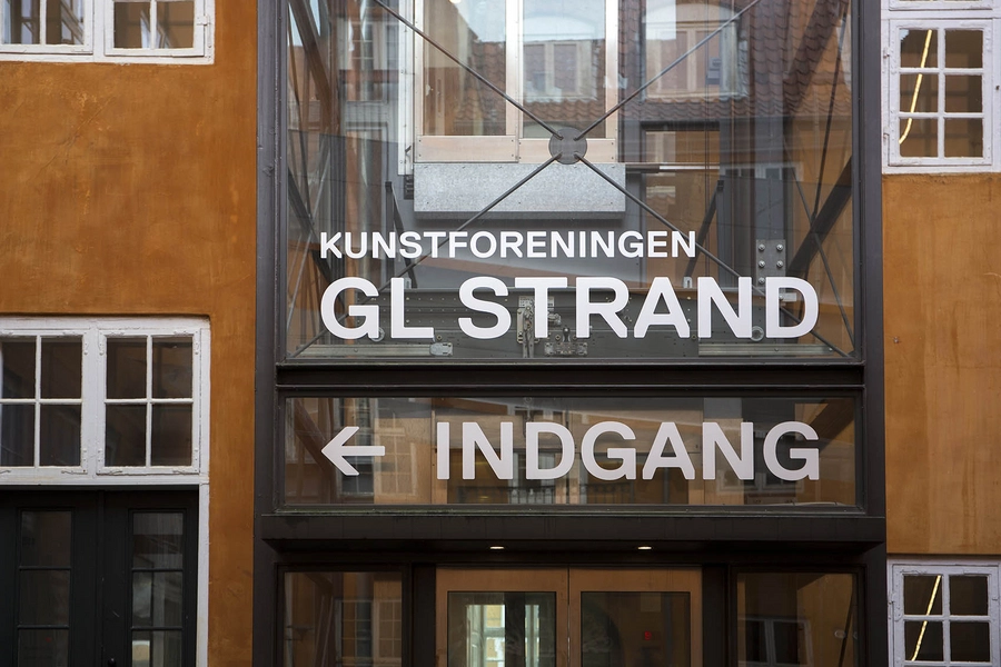 Kunstforeningen Gl. Strand Indgang fra gårdsiden i nord