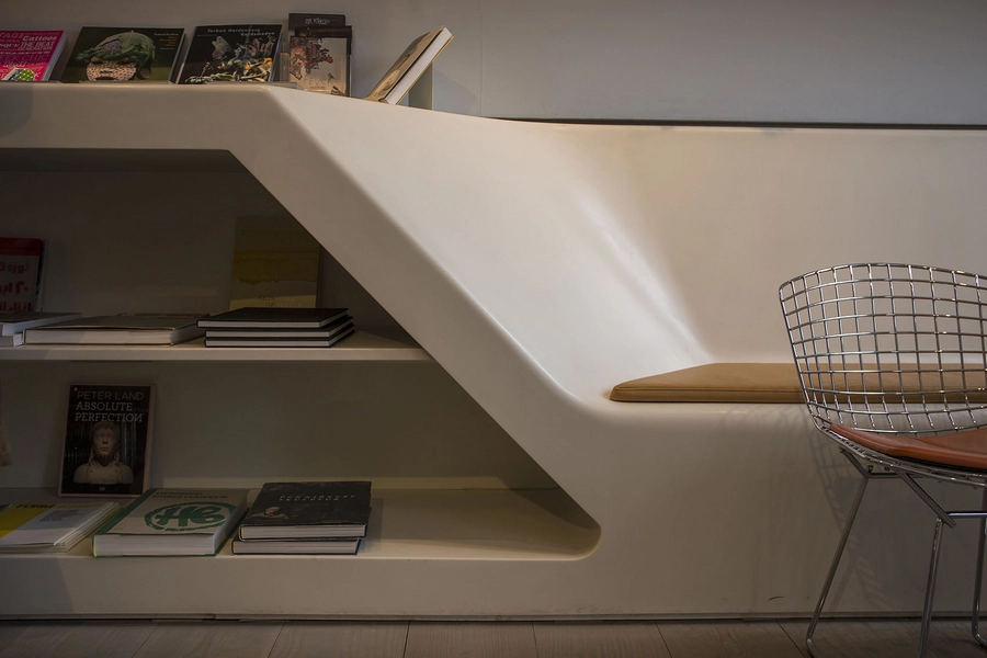 Kunstforeningen Gl. Strand Indbygget bænk, Corian