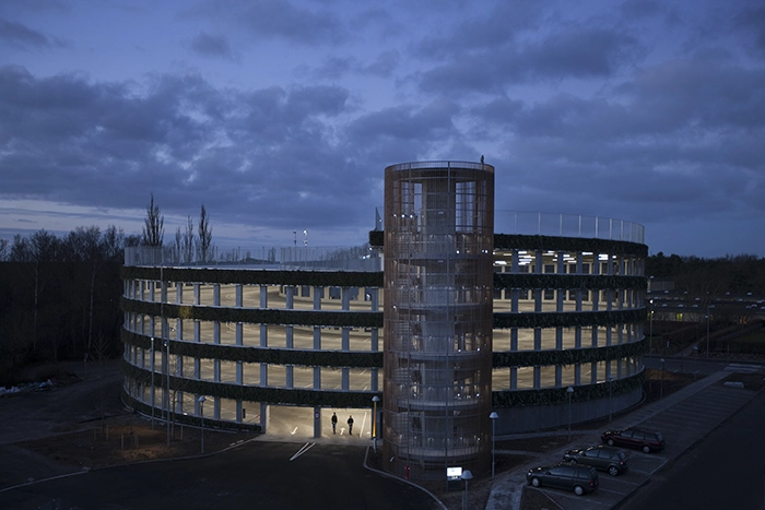 P-Hus Glostrup Hospital Huset bliver brugt som rampe af børn, der tager elevatoren op på taget og kører ned gennem spiralen på skateboard og løbehjul
