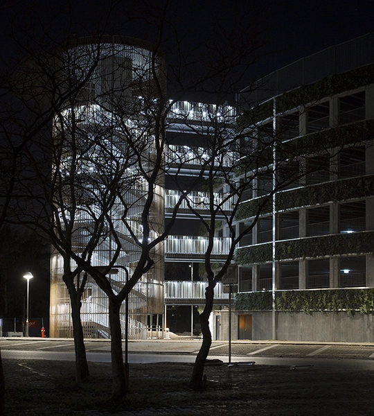 P-Hus Glostrup Hospital Elevatortårn i kunstlys set fra nord