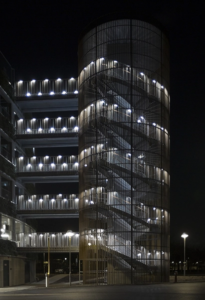 P-Hus Glostrup Hospital Elevatortårn i kunstlys set fra SV
