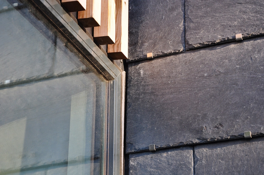 Daginstitutionen Midgården Detalje, vindue, træ, skifer