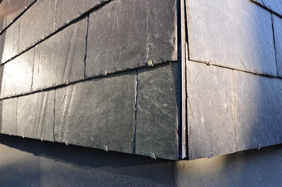 Daginstitutionen Midgården Detalje, skiferfacade møder pudset sokkel