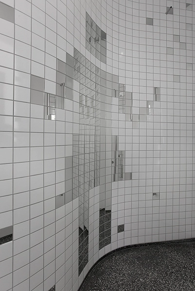 Nørreport Station Kvinde- og mandeafdelingen markeres med spejle indlagt i vægbeklædningen