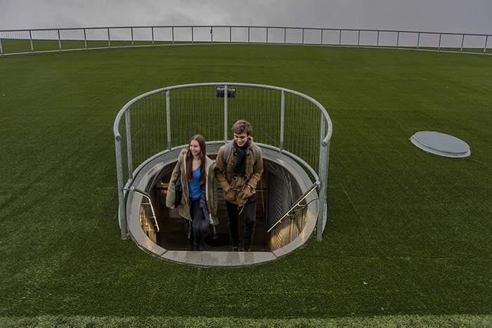 GHG2 Opgang fra huset til sportspladsen i bygningens nordlige ende