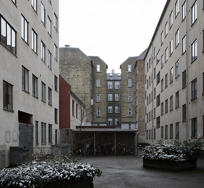 Det Grønne Funkishus De to bygningskroppe mødes i et smalt gårdrum