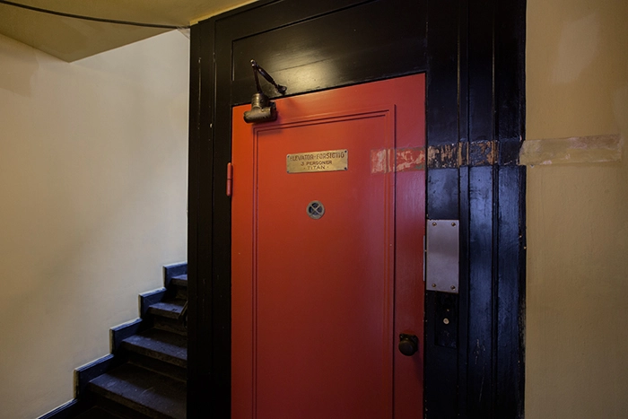 Det Grønne Funkishus Trapperummet mod Guldborgvej er under renovering og bliver ført tilbage til de oprindelige sorte, røde og gule farver.