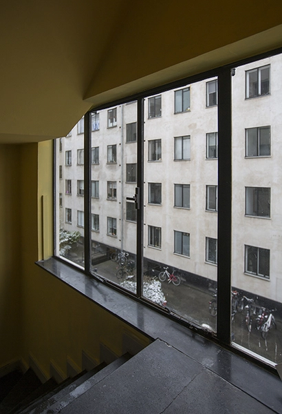 Det Grønne Funkishus Set fra trappe ud mod det fælles gårdrum